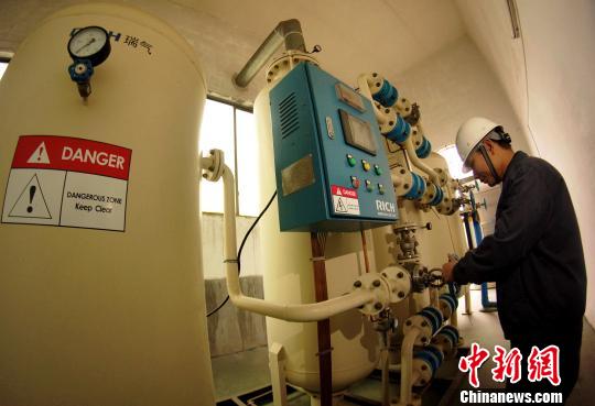 中央儲備糧贛州直屬庫有限公司一車間內(nèi)制氮設(shè)備正在作業(yè)?！⊥蹶魂?攝